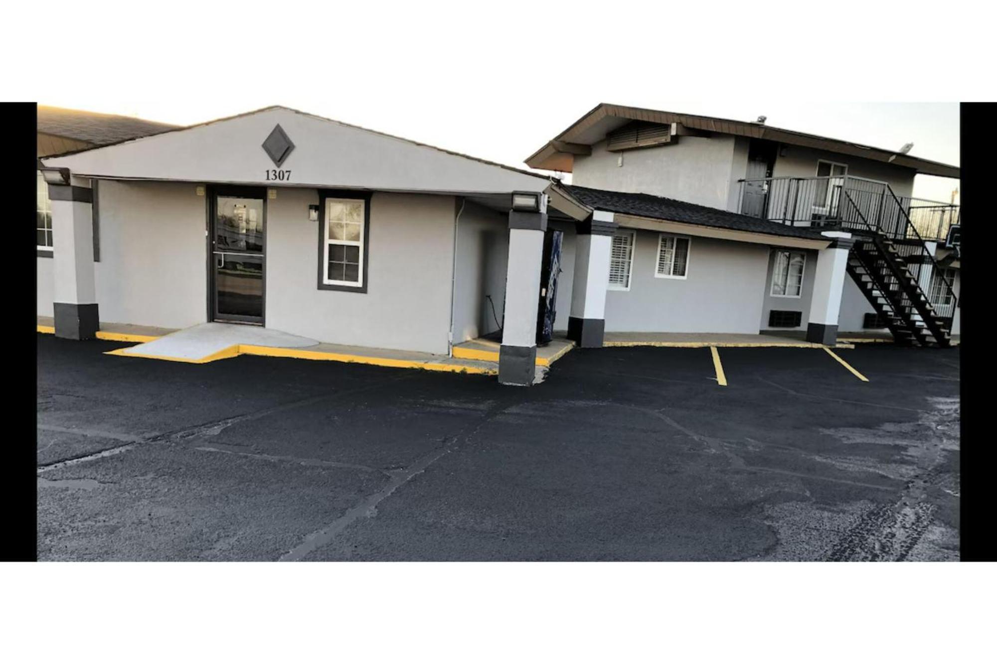 Deluxe Inn & Suites By Oyo Miami Ok Exterior photo